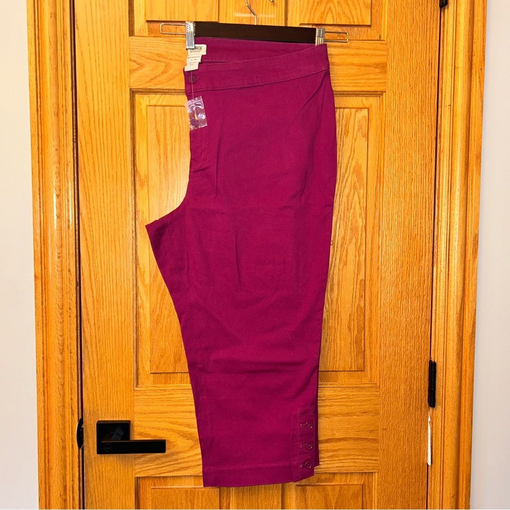 NWOT Monroe and Main Raspberry 3 Button Leg Capri Plus 16W Pants Capris